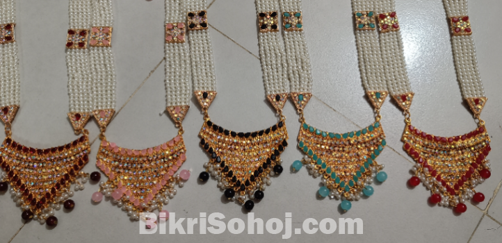 গরজিয়াস সীতা মাথার টিকলি এবং কানের দুল